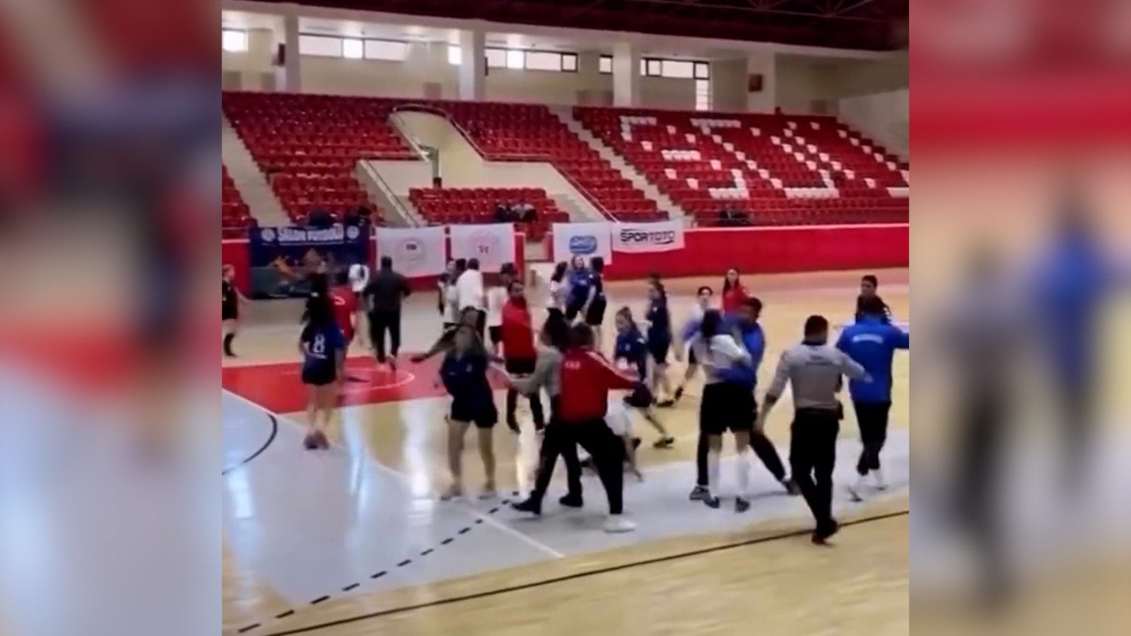 Kadın futbolcuların kavgası erkekleri bile gölgede bıraktı! Tekme yumruk giriştiler