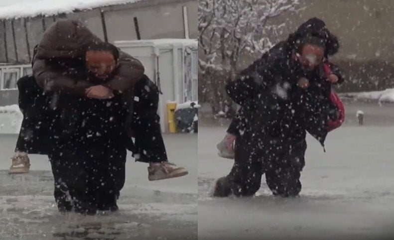 Fedakar baba çocuklarını lağım suyunun içinde taşıyor: Belediye çözüm bulmuyor!