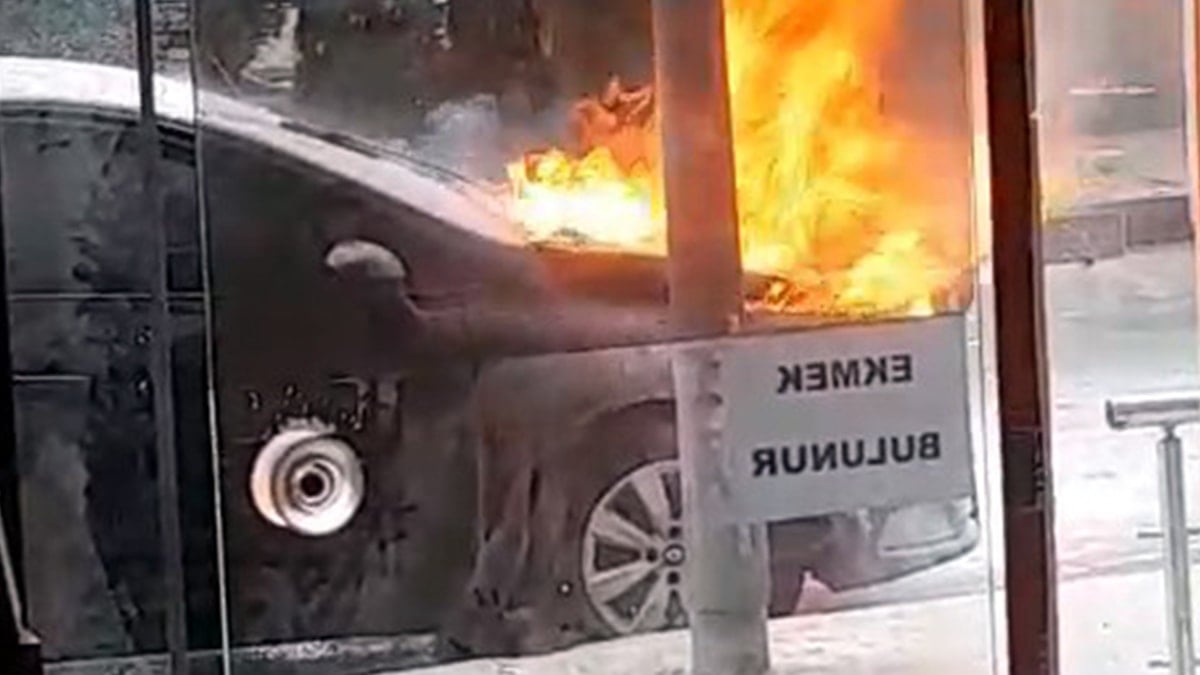 İstanbul trafiğinde seyir halindeki araç alev alev yandı