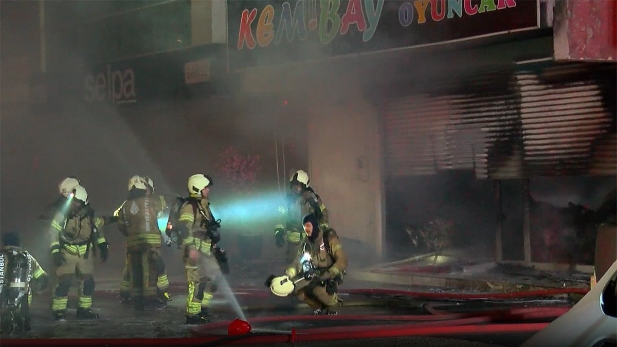 Bağcılar'da 2 katlı binada yangın