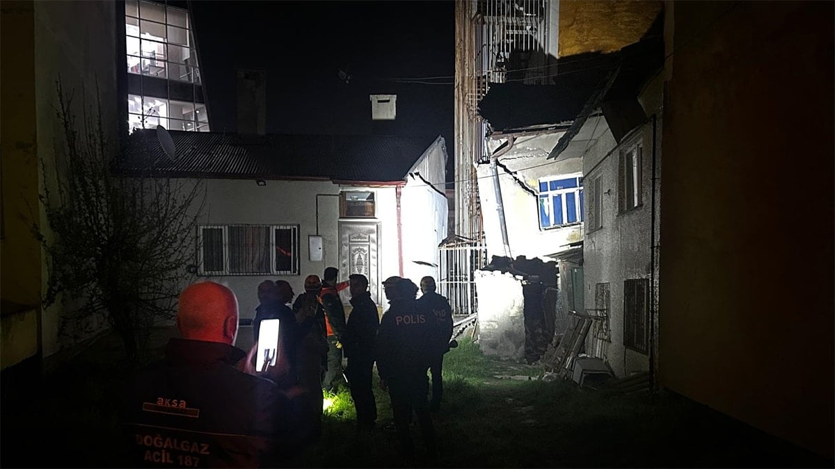 2 katlı müstakil ev yan yattı