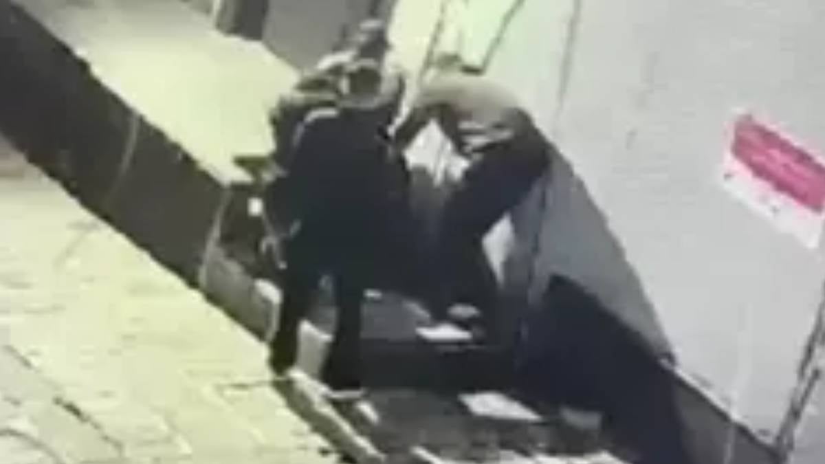 Yardım etme bahanesiyle her şeyini çaldılar