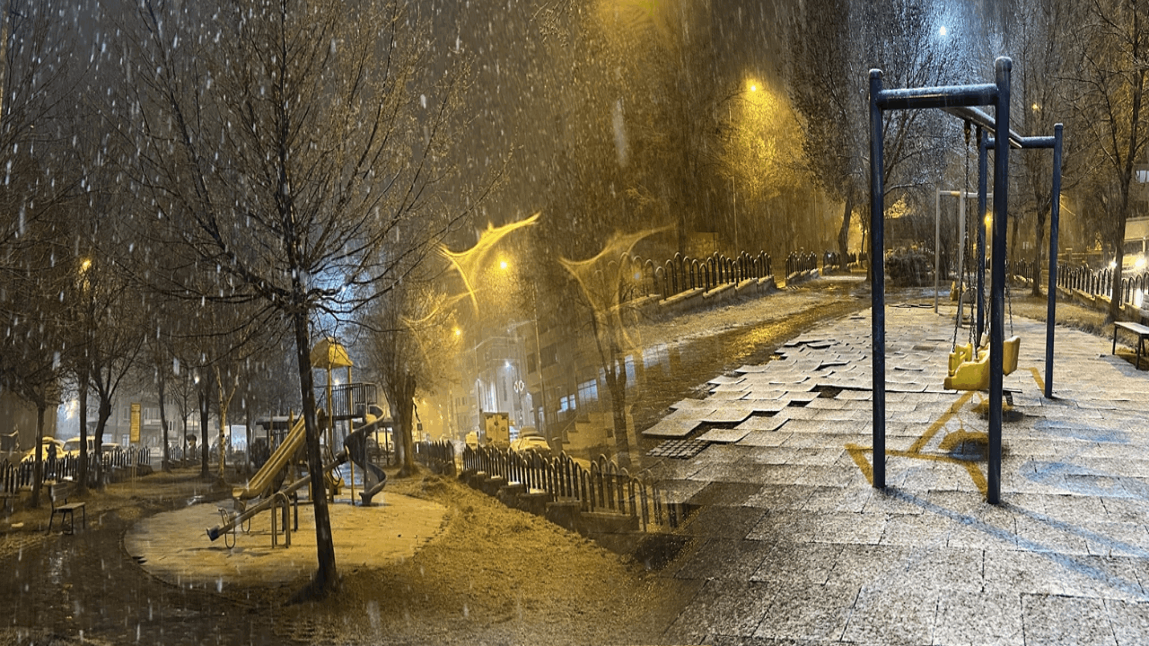 Sivas'a nisan ayında kar yağdı!