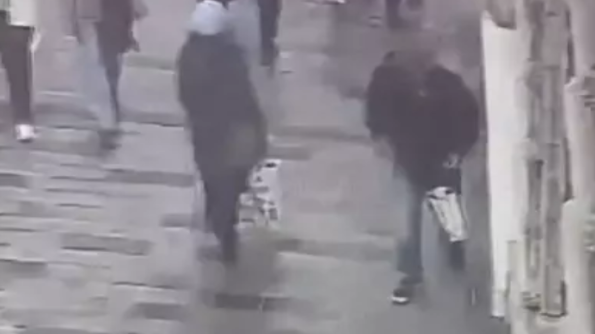 Kaldırımda unutulan çantayı çaldı, yakayı ele verdi