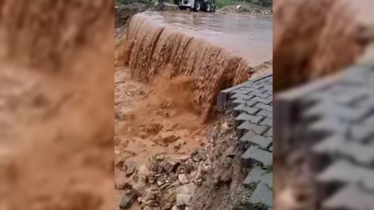 Sağanak fena vurdu: Yollar çöktü, evleri su bastı