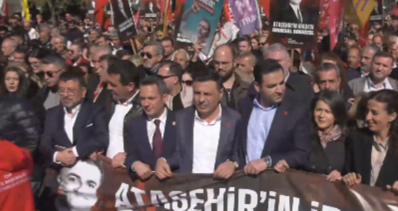 Onursal Adıgüzel gözaltında, Ataşehir'de binlerce kişi yürüyüşte