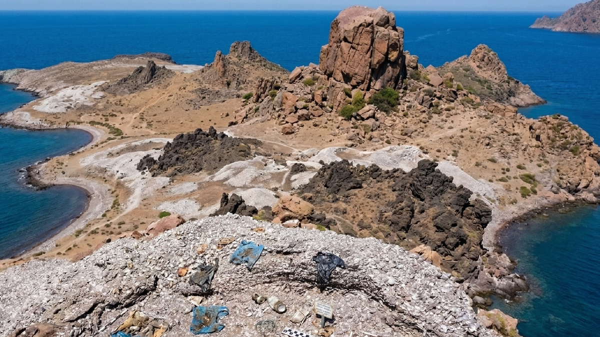 3 bin metrekare yemek atıklarından oluşan dünyanın en garip adası