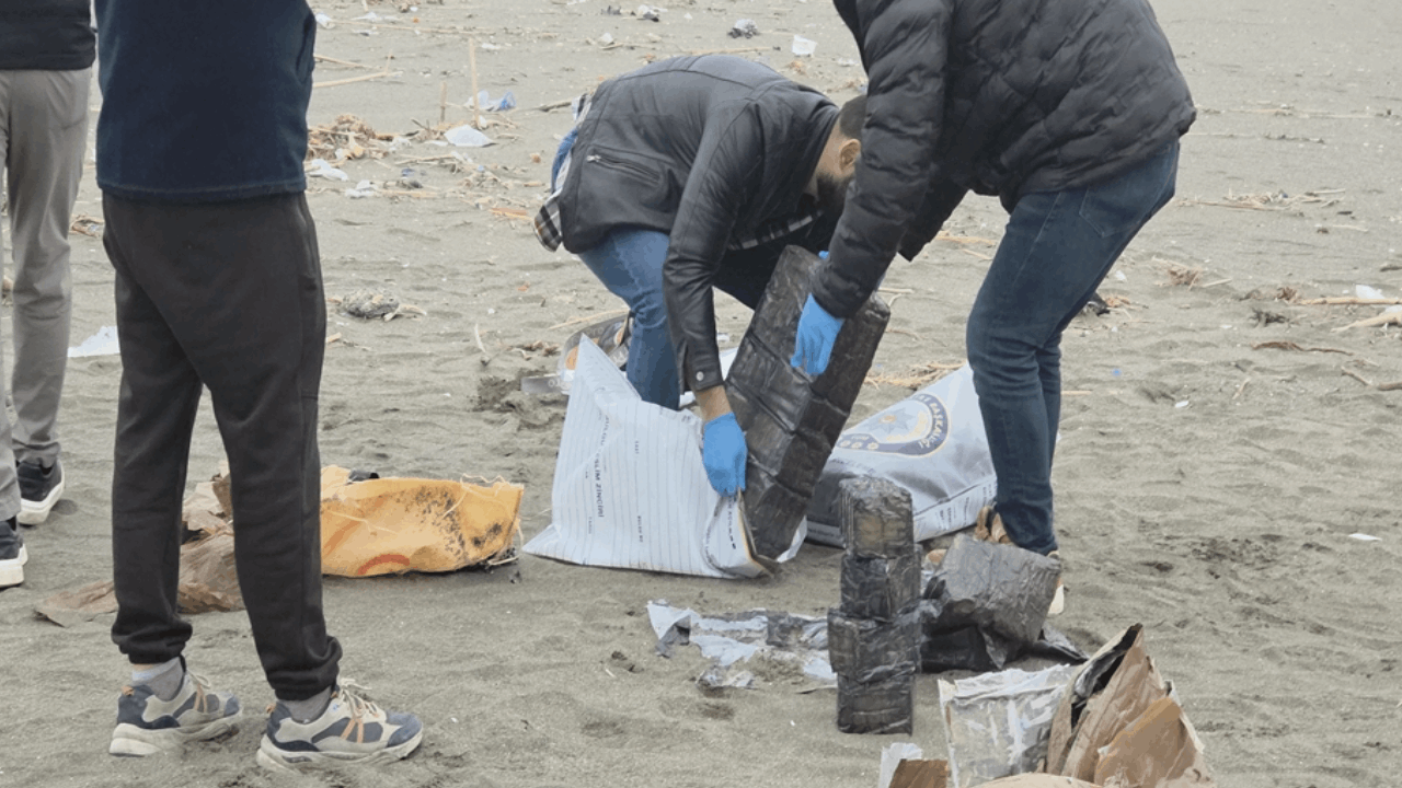 Dalgaların kıyıya sürüklediği çuvaldan uyuşturucu çıktı!