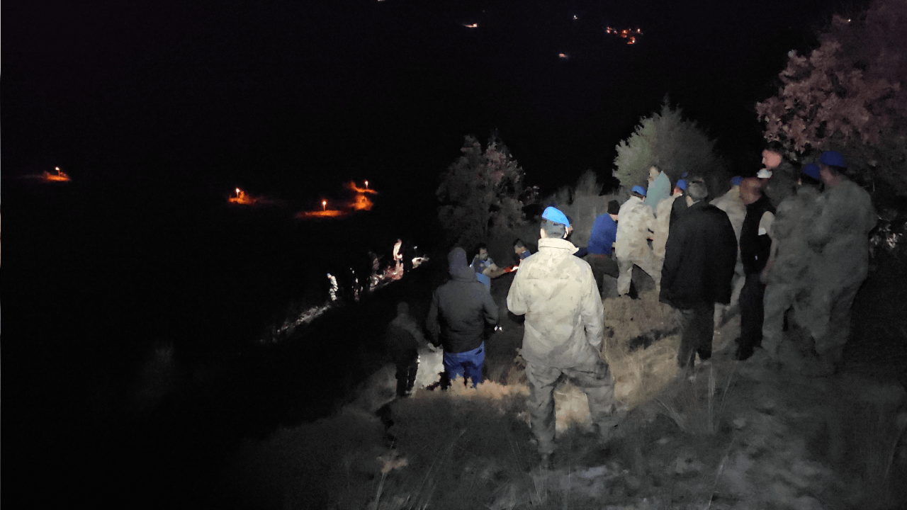 Kayalıklardan uçuruma düşen kişi kurtarılmaya çalışılıyor