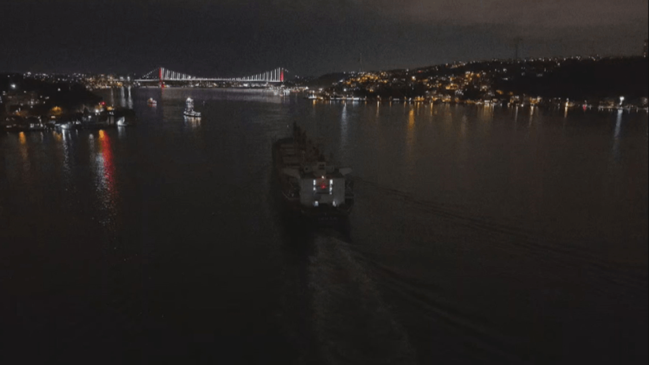 İstanbul Boğazı'nda  trafik çift yönlü durdu!