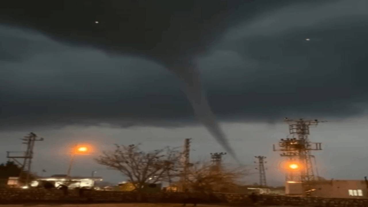 Mardin'de sağanak öncesi hortum çıktı!