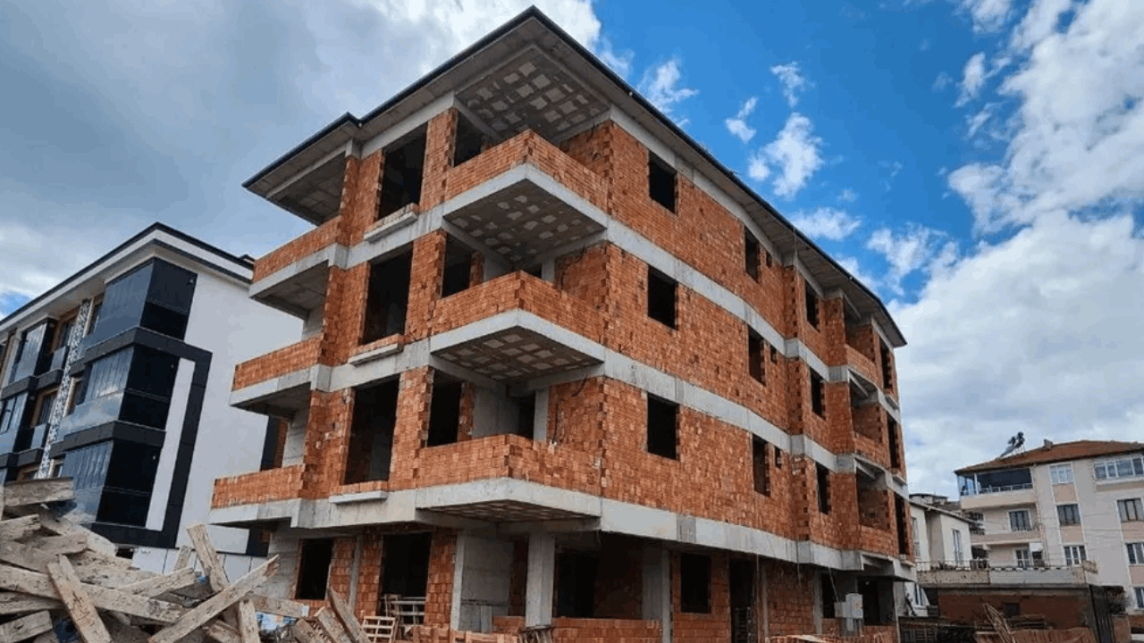 Çalıştığı inşaatın çatısından düşüp öldü