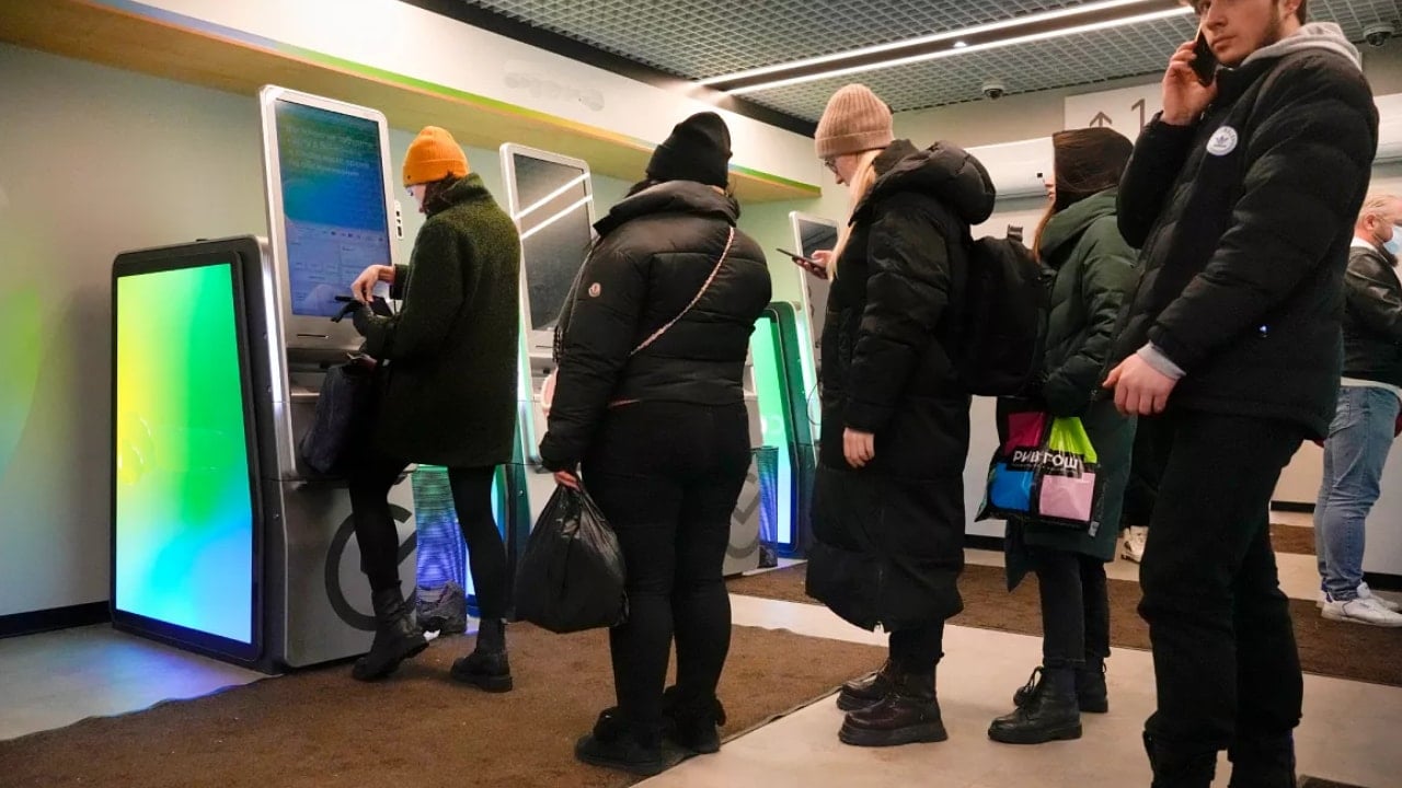 Ülkede banka sistemi çökünce hayat felç oldu! Bir bardak kahve bile alamadılar