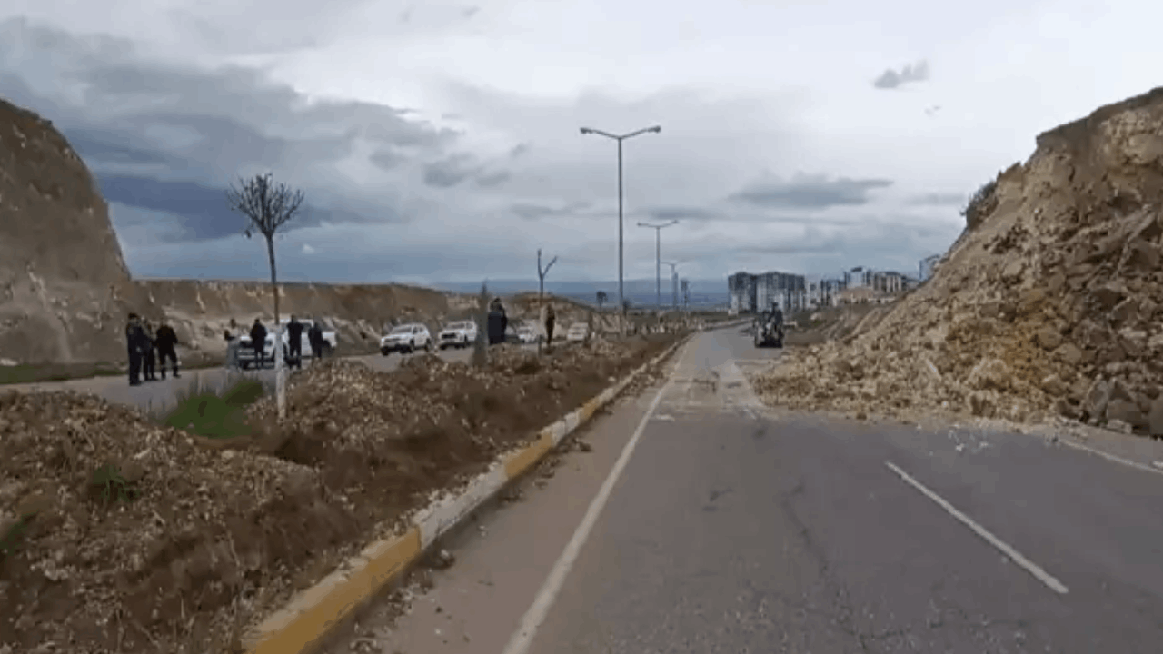 Batman'da üniversite yolu üzerinde heyelan