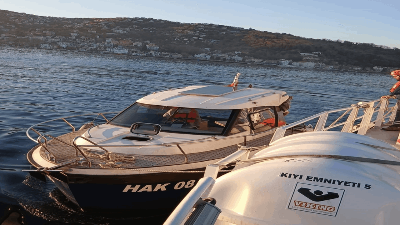 Sarıyer'de sürüklenen ve içinde 2 kişi bulunan tekne kurtarıldı