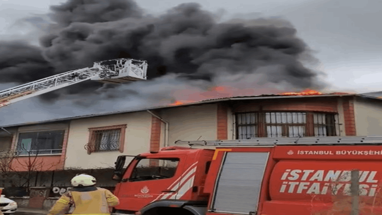 Sultanbeyli'de korkutan yangın: 2 katlı bina yandı!