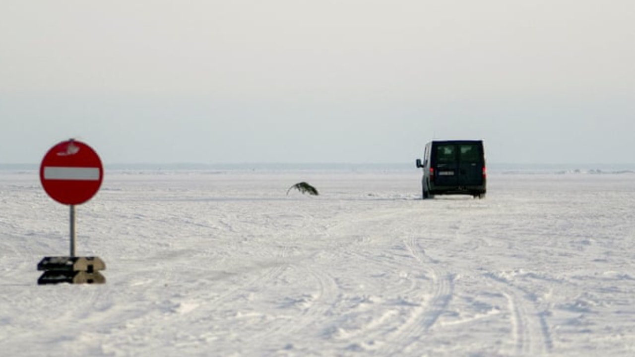İki ada arasındaki deniz donunca trafiğe açtılar! Emniyet kemeri takmak yasak