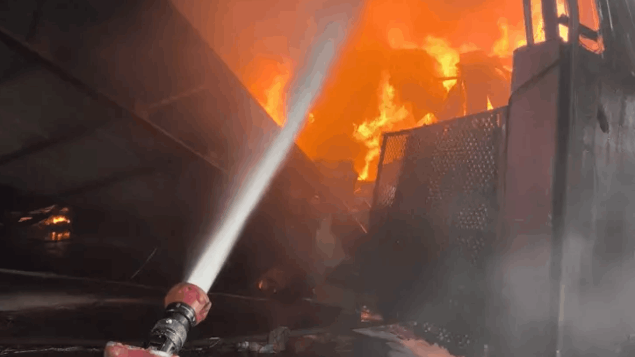 Adana’da panik anları: Geri dönüşüm tesisi yandı!