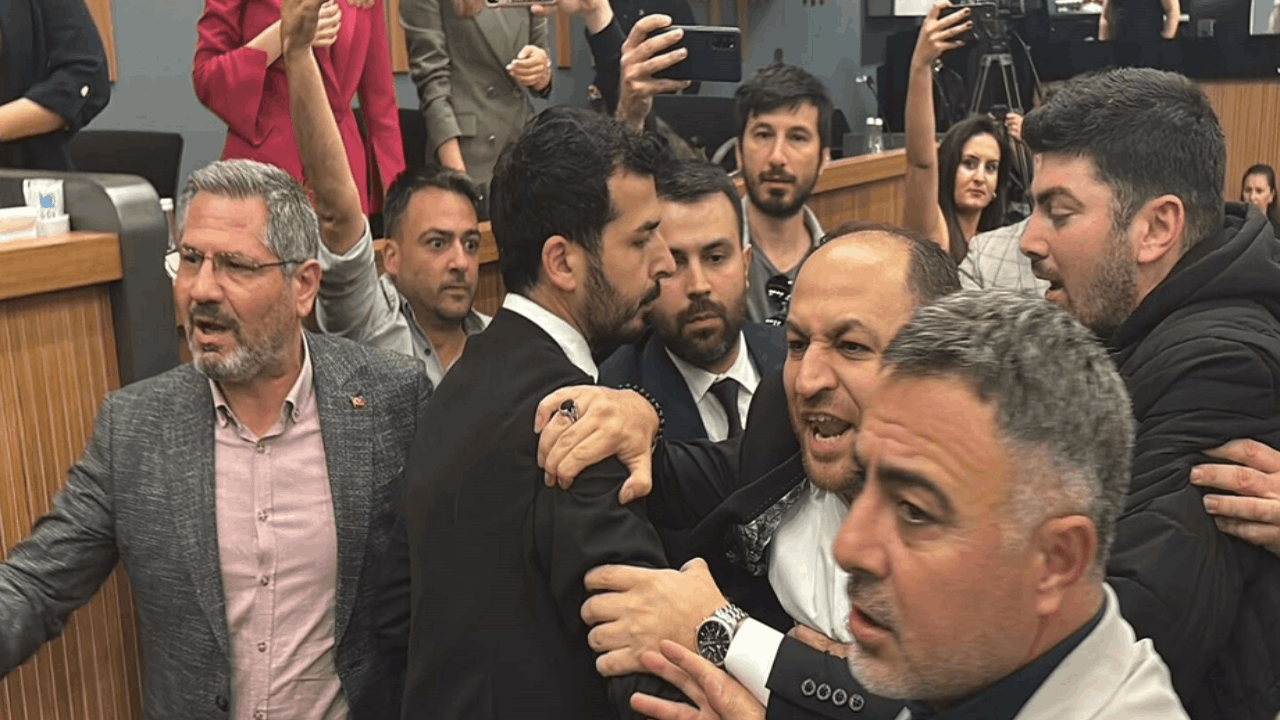 İzmir Büyükşehir Belediye Meclisi'nde gerginlik