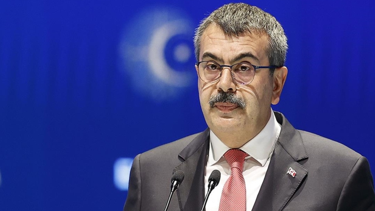 Atatürk’ü karneden silen isme “fahri hemşehrilik” ödülü