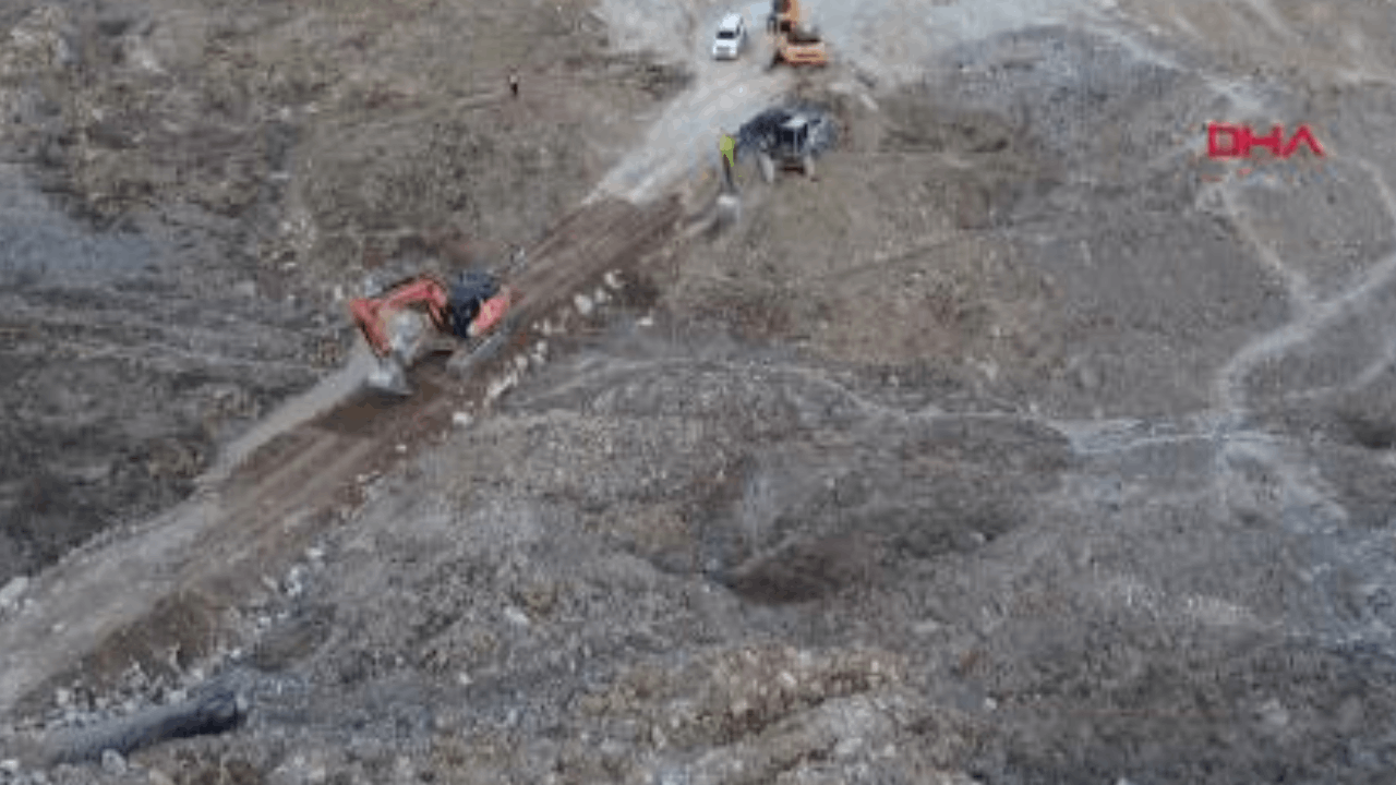 Heyelan nedeniyle 6 gündür kapalı olan Hakkari-Van kara yolu açıldı