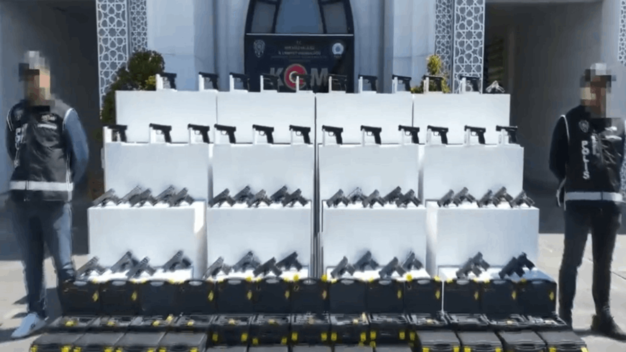 Durdurulan minibüste 60 tabanca ile mühimmat yakalandı