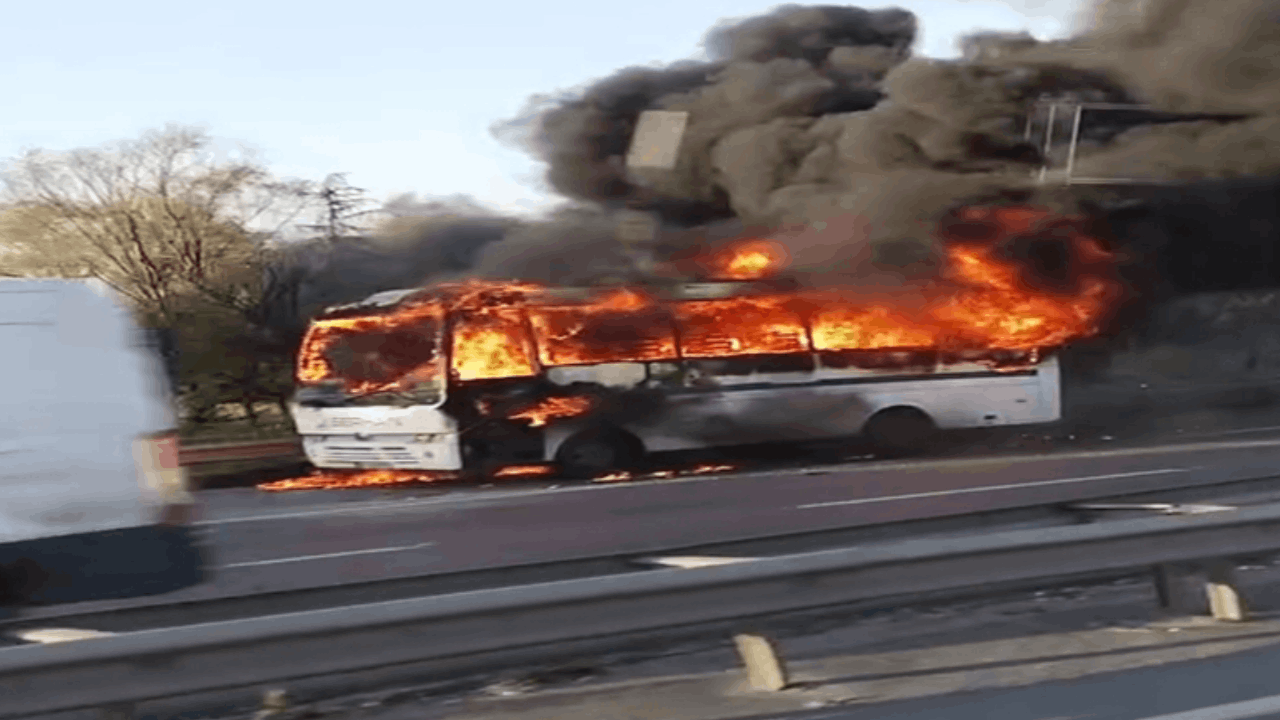 Bayrampaşa’da servis midibüsü alev alev yandı