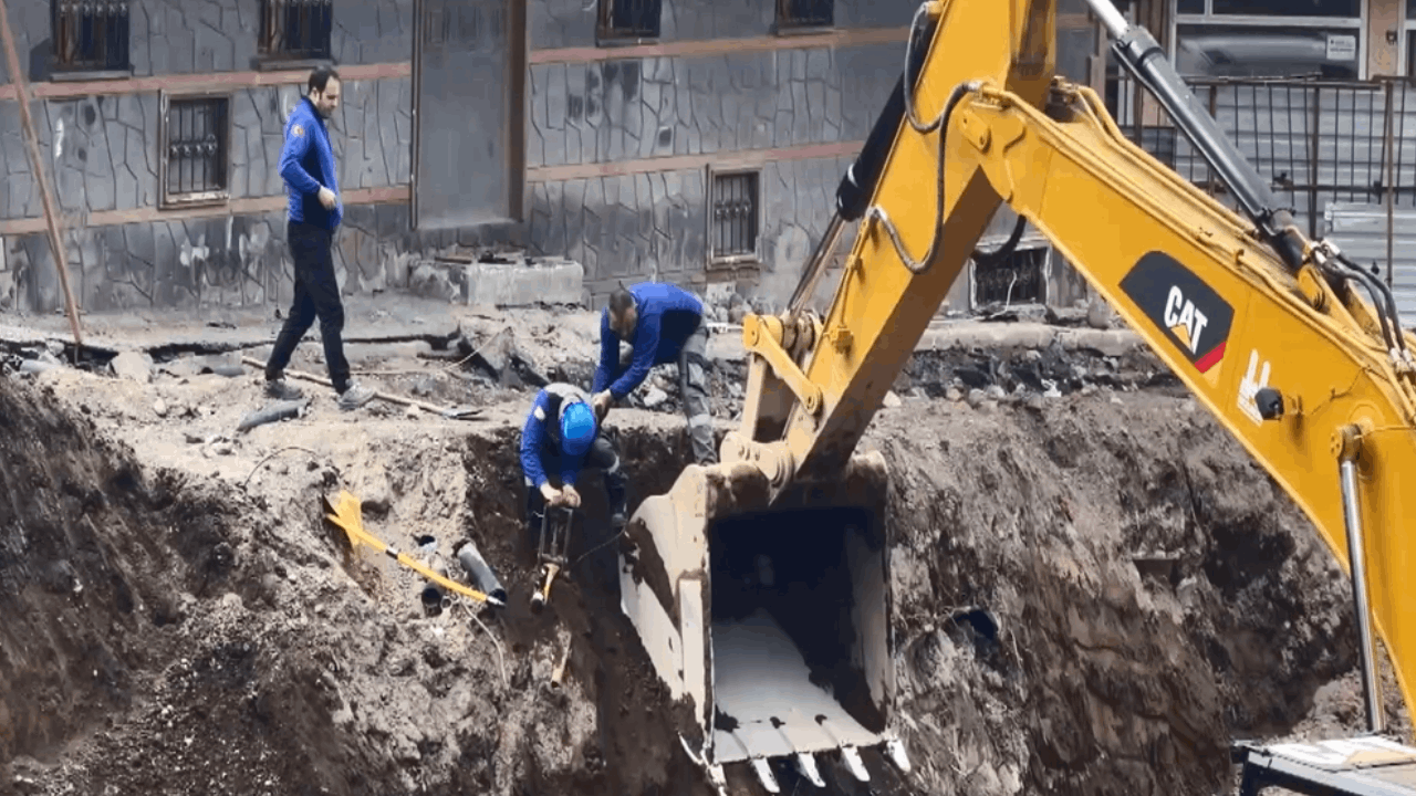 İnşaat temel kazısında doğal gaz borusu patladı