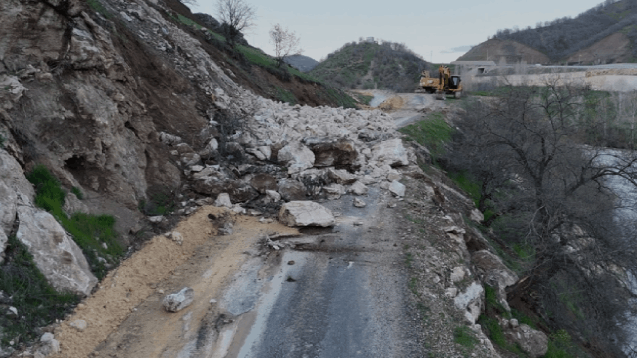 Bingöl’de heyelan nedeniyle yol ulaşıma kapandı