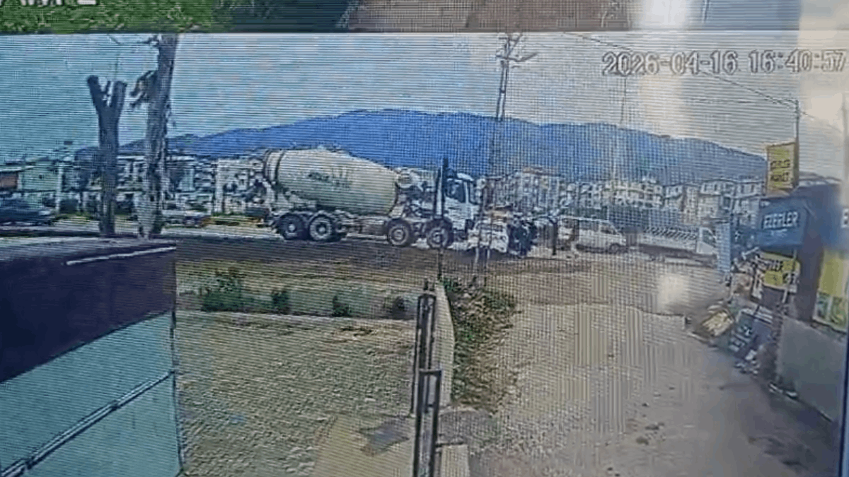 Beton mikseri çarptığı otomobili metrelerce sürükledi