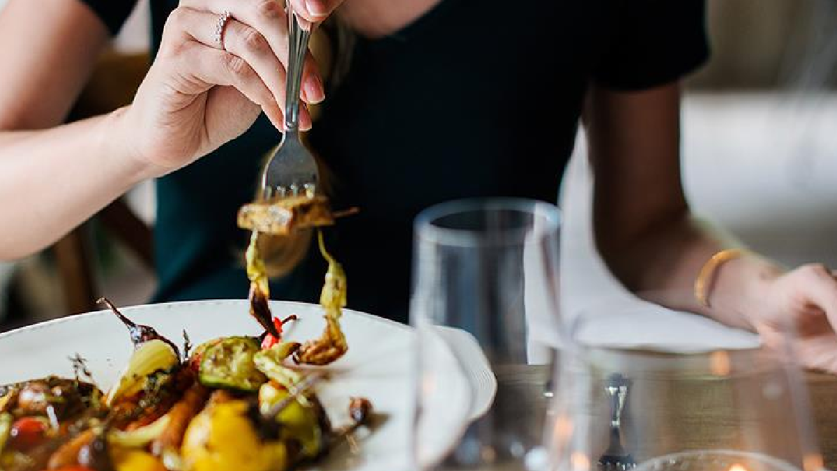 Bu hataya herkes düşüyor: Yemek yerken sakın bunu yapmayın