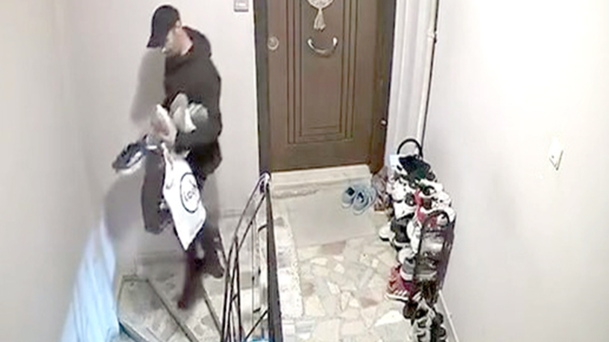 Mağazada gezer gibi kapı önlerinden tek tek topladı