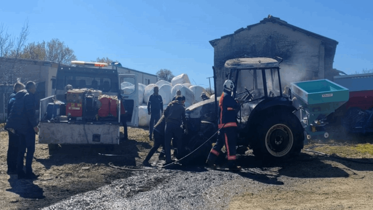 Evin bahçede park halindeki traktör yandı