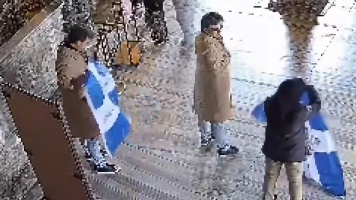 Ayasofya'da bayrak provokasyonu: 2 Yunan turist tutuklandı