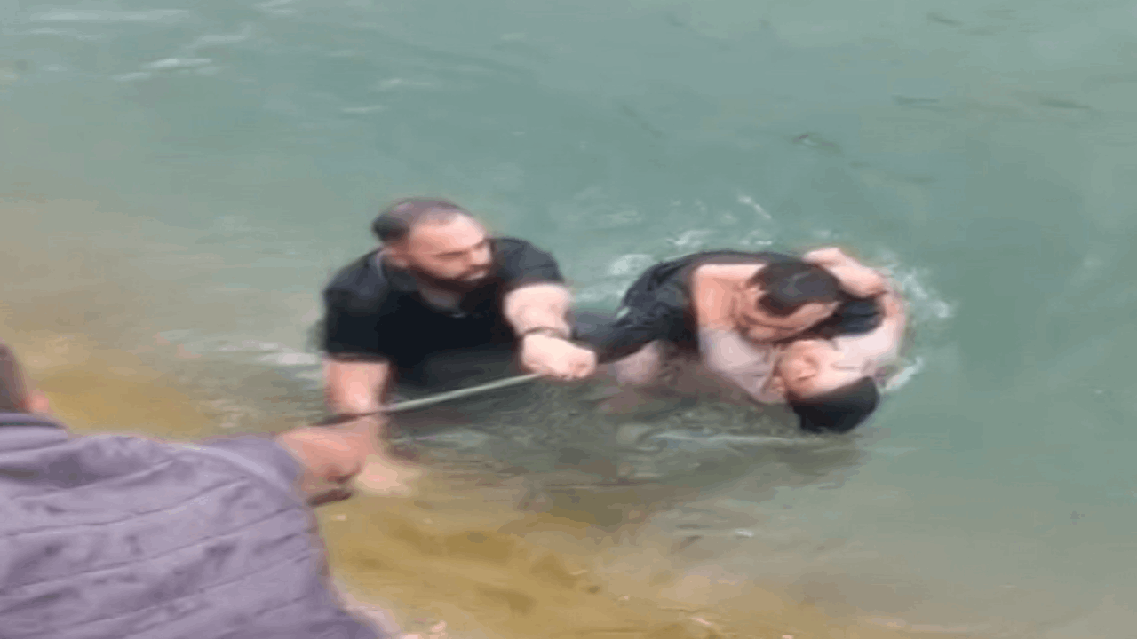 Dengesini kaybederek kanala düşen çocuğu vatandaşlar kurtardı