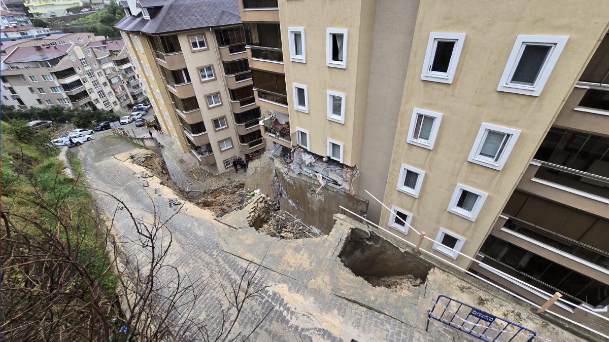 İstinat duvarı çöktü, 7 katlı binanın 2 katı tahliye edildi