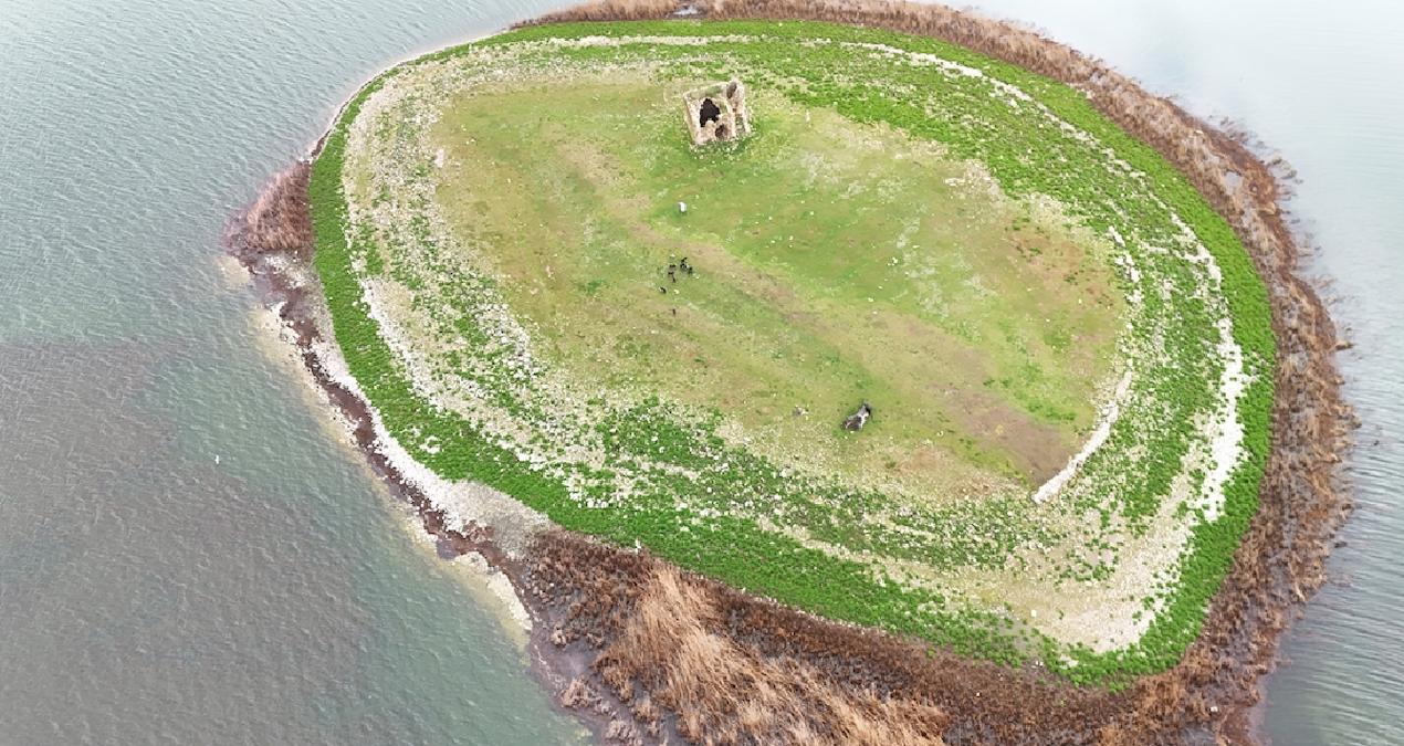 Türkiye'deki bu gölün ortasında 120 kişi yaşıyor: Tek bir yolu bile yok