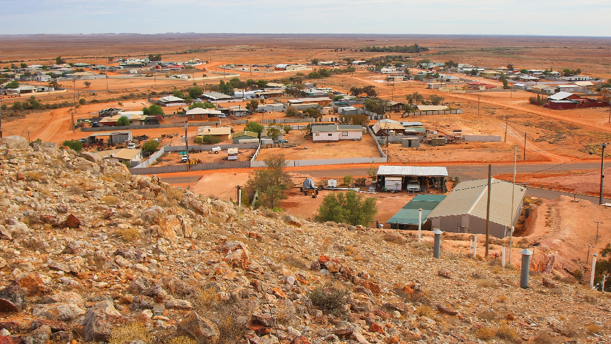 Güneşten saklanan şehir: Binlerce kişi yerin altına iniyor