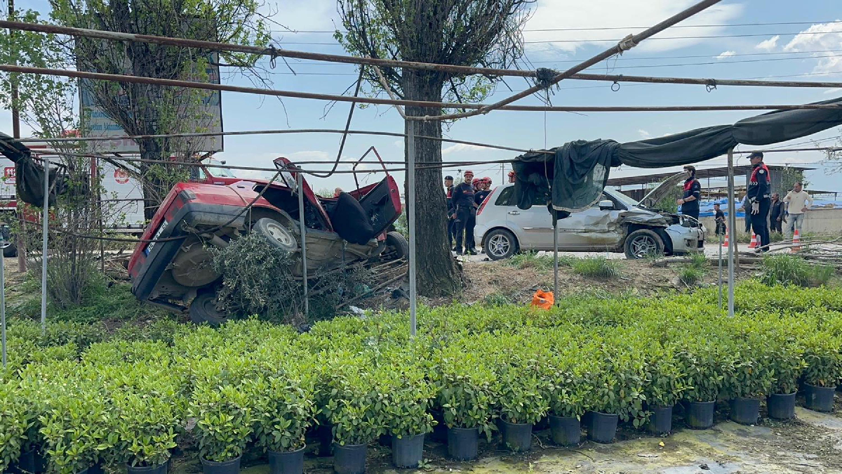 İzmir'de üç araç birbirine girdi; Ölü ve yaralılar var