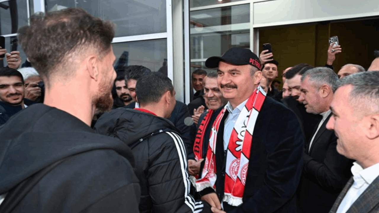 Para valilikten mi belediyeden mi çıkacak? Vali’den futbolculara iPhone 17 hediyesi