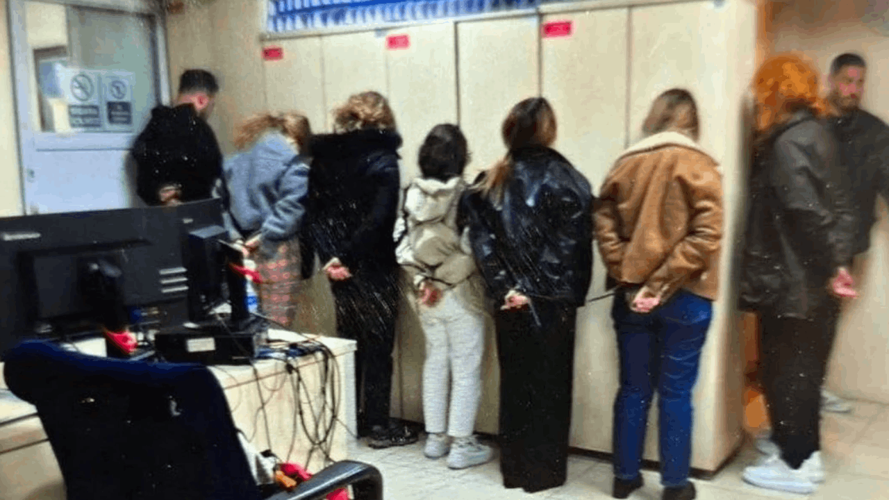 Çatışmadaki polislerle dalga geçen Gratis çalışanları emniyette böyle bekledi!