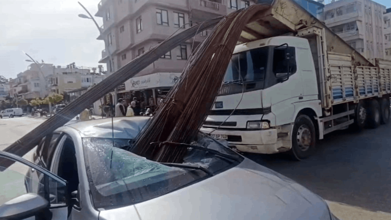 Kamyondaki demirler otomobile saplandı: Feci anlar kamerada!