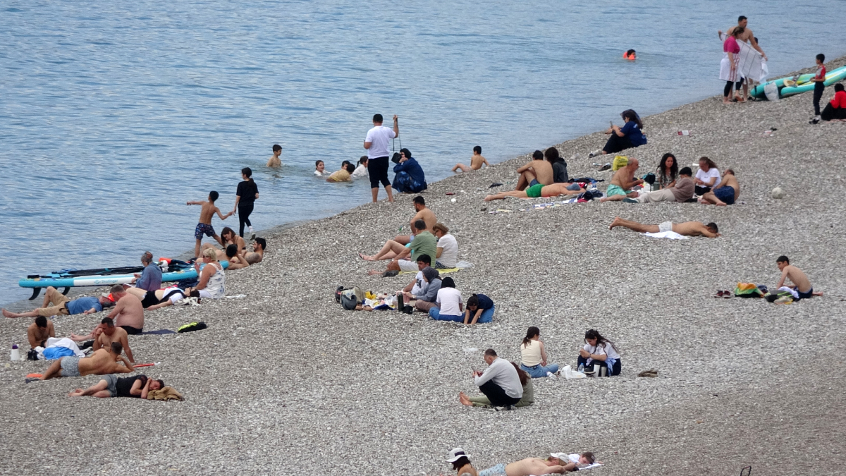 Antalya'da sıcak havayı fırsat bilenler sahile akın etti