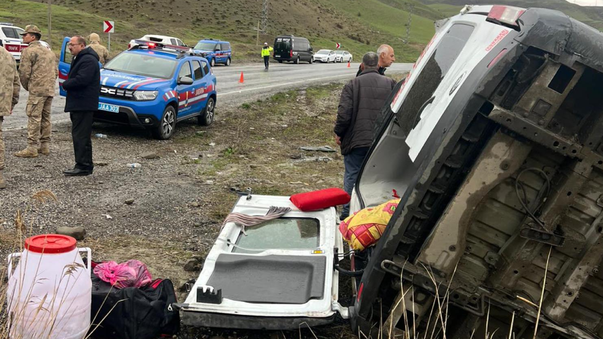 Yolcu taşıyan minibüs dereye uçtu, çok sayıda yaralı var