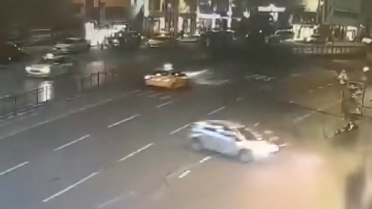 Otomobilin çarptığı motosiklet durağa daldı