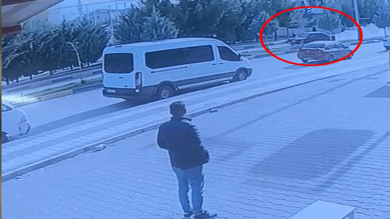 Otomobil, kaldırımdaki 2 çocuğa çarptı; kaza kamerada