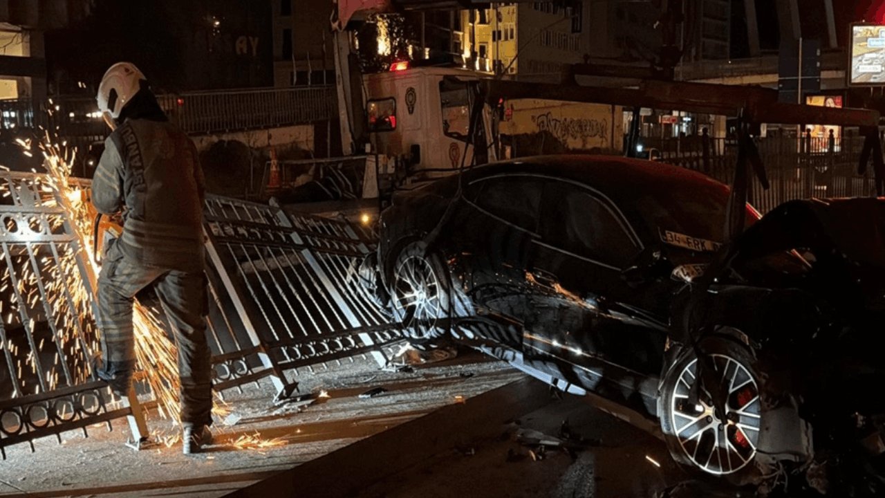 Şişli’de lüks otomobil hurdaya döndü: İçinde 3 kişi vardı