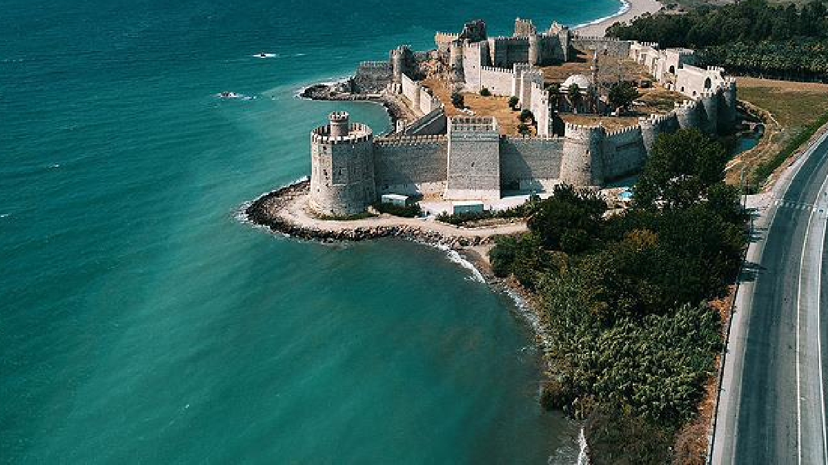 Türkiye'nin deniz kıyısındaki en eski kalesi: Tam 39 kulesi var