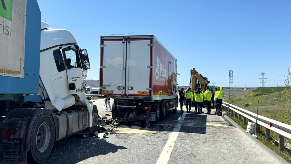 Çatalca'da iki TIR ve bir iş makinesi birbirine girdi