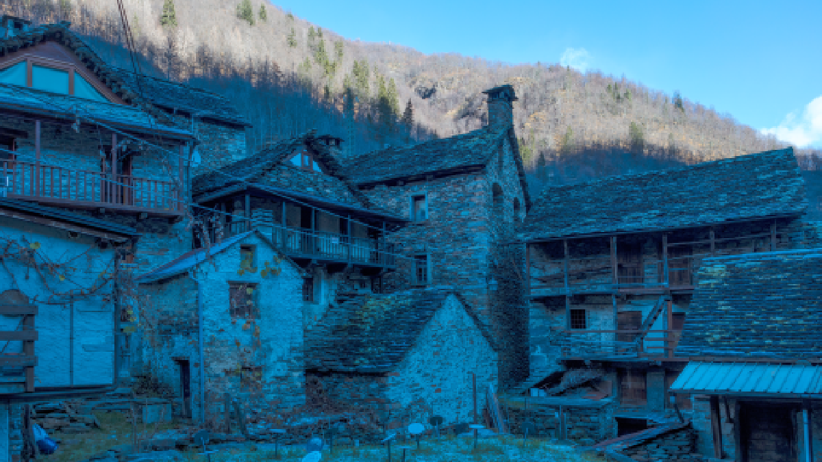 Aylardır karanlıkta olan köye aynayla güneşi getirdiler